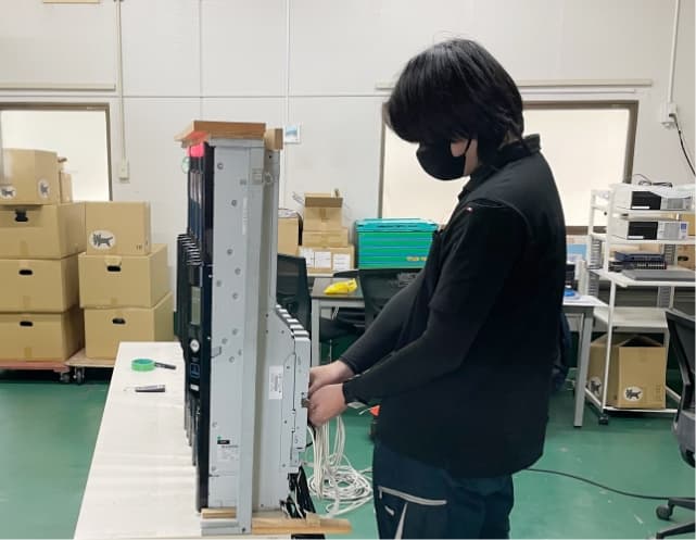 事務所で省力機器の設計をしている男性作業員