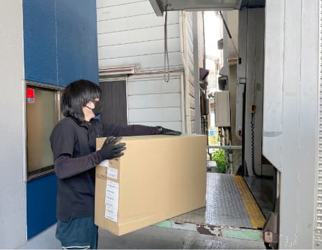 省力機器の設定の打ち合わせをする作業員