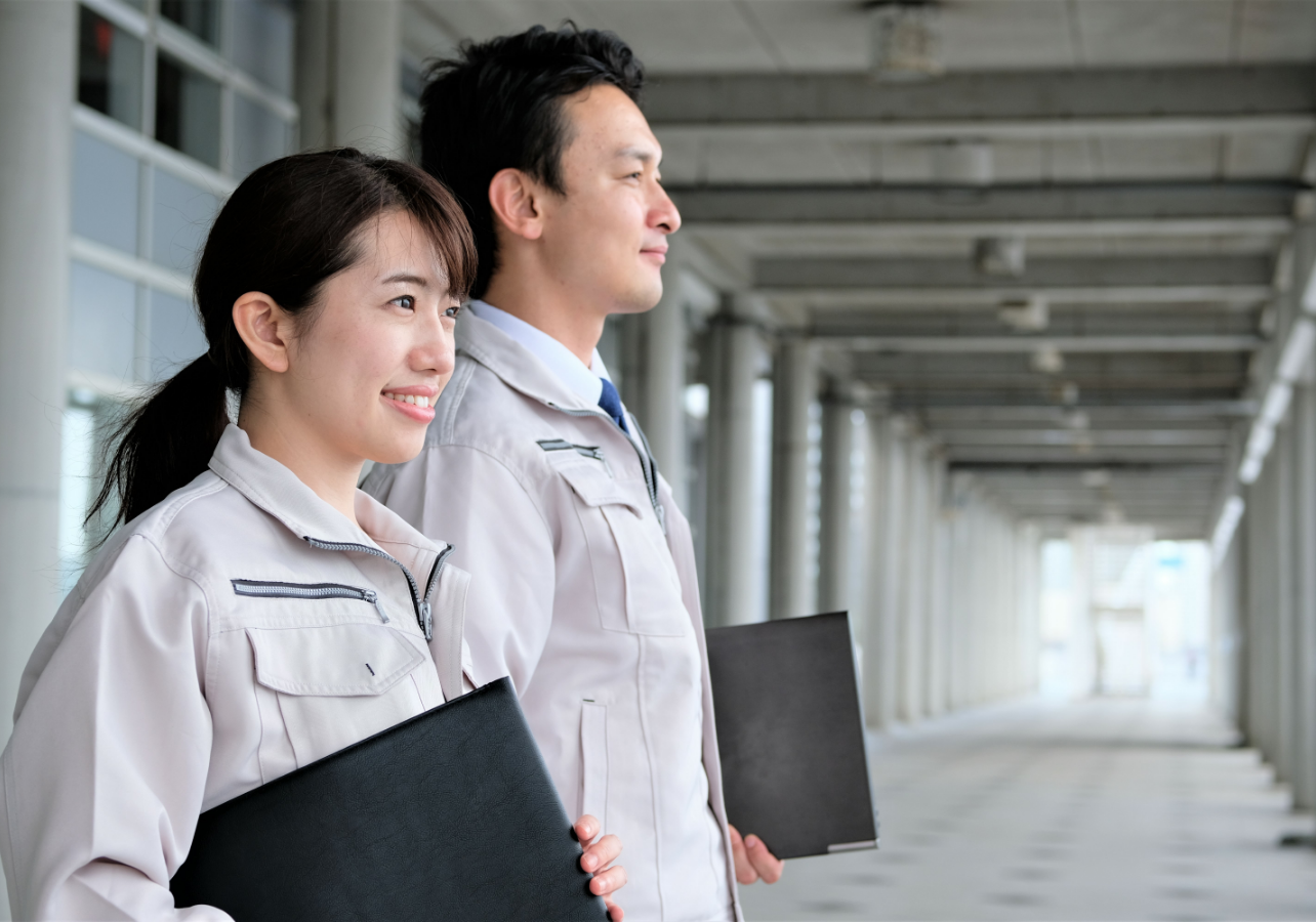 設備の安全を支える男女の作業員
