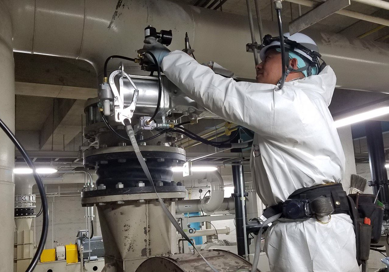 ガス設備を点検する男性作業員