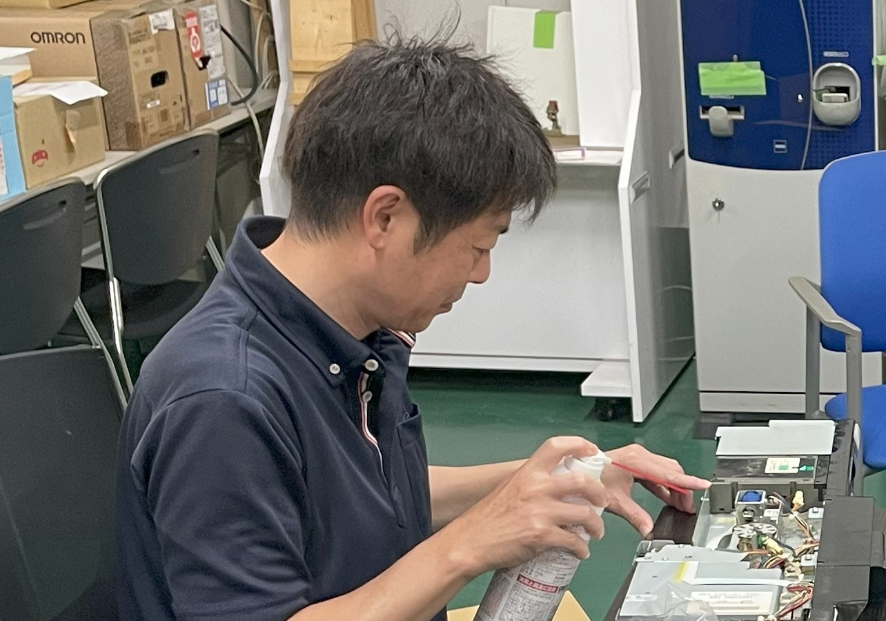 省力機器の設定の打ち合わせをする作業員