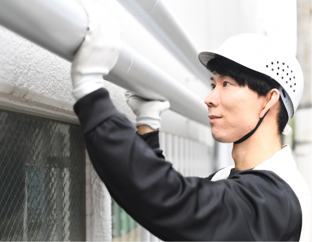ガス設備を点検する男性作業員